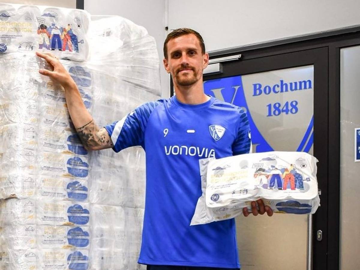 Simon Zoller steht am 30. Juli vor einer Palette voller Klopapier, die er für die Flut-Opfer in Rhein-Erft spendet.