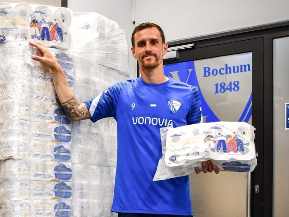 Simon Zoller steht am 30. Juli vor einer Palette voller Klopapier, die er für die Flut-Opfer in Rhein-Erft spendet.