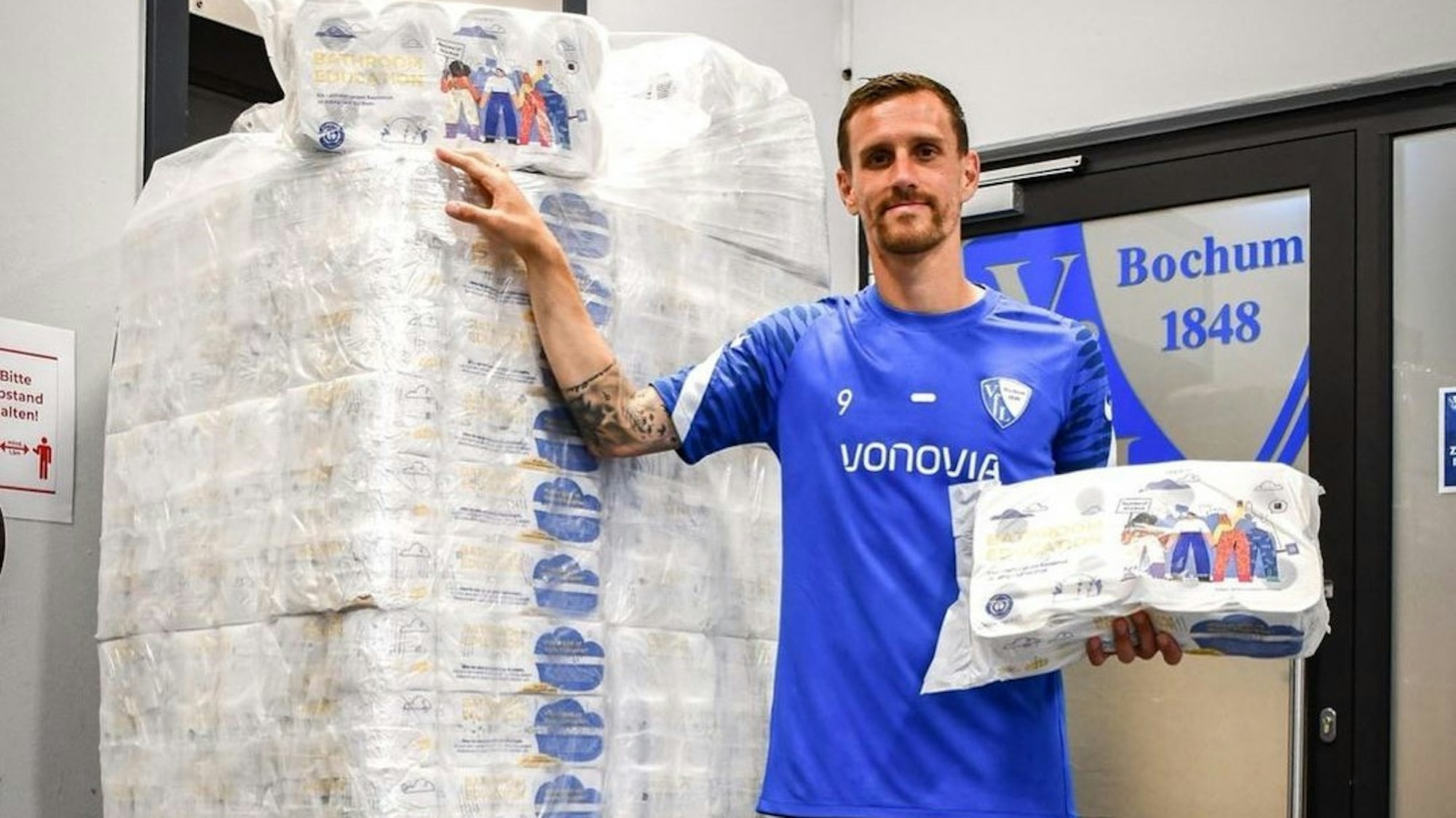 Simon Zoller steht am 30. Juli vor einer Palette voller Klopapier, die er für die Flut-Opfer in Rhein-Erft spendet.