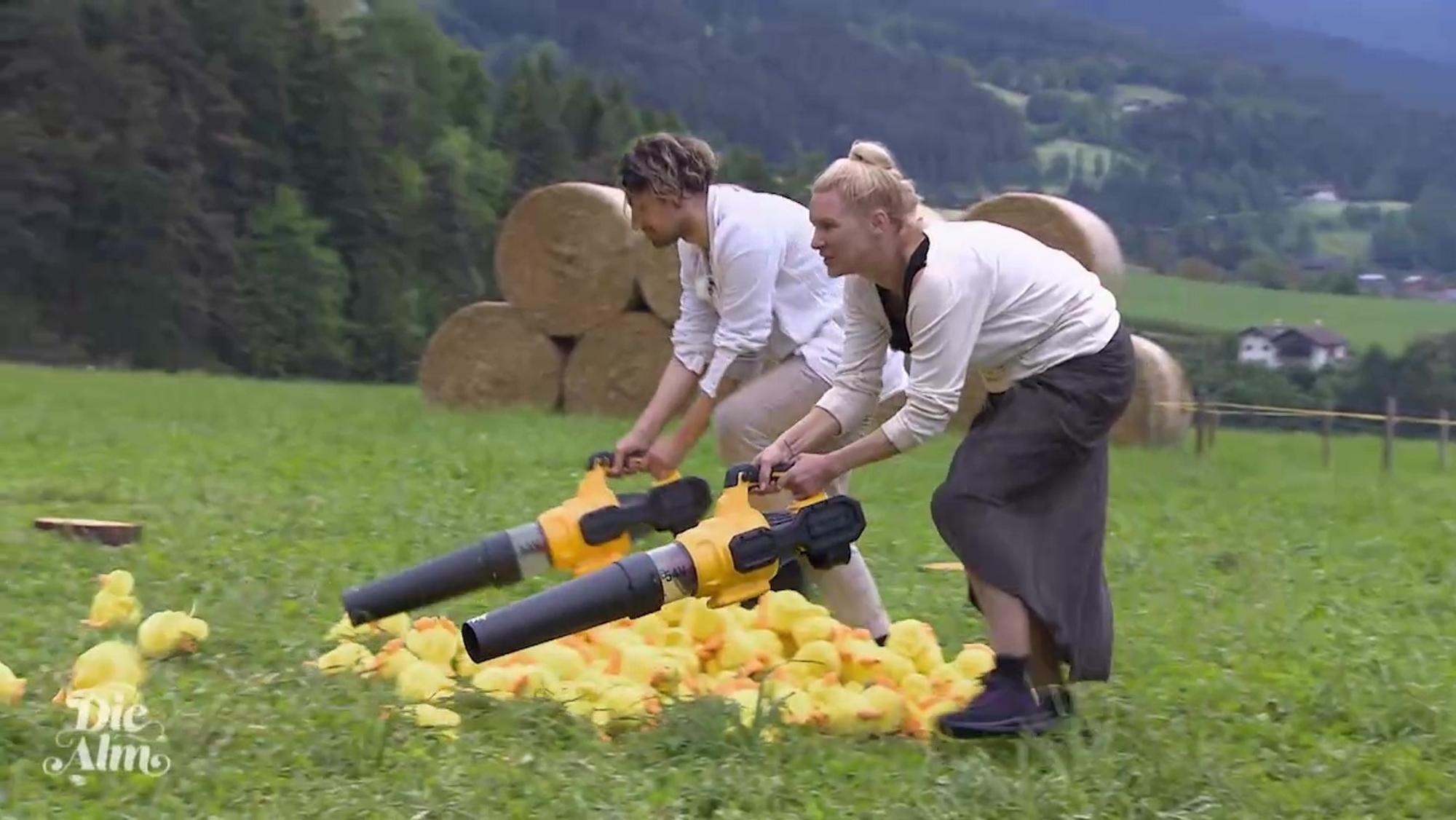 Yoncé Banks und Magdalena Brzeska beim Finale der Pro7-Show Die Alm 2021.