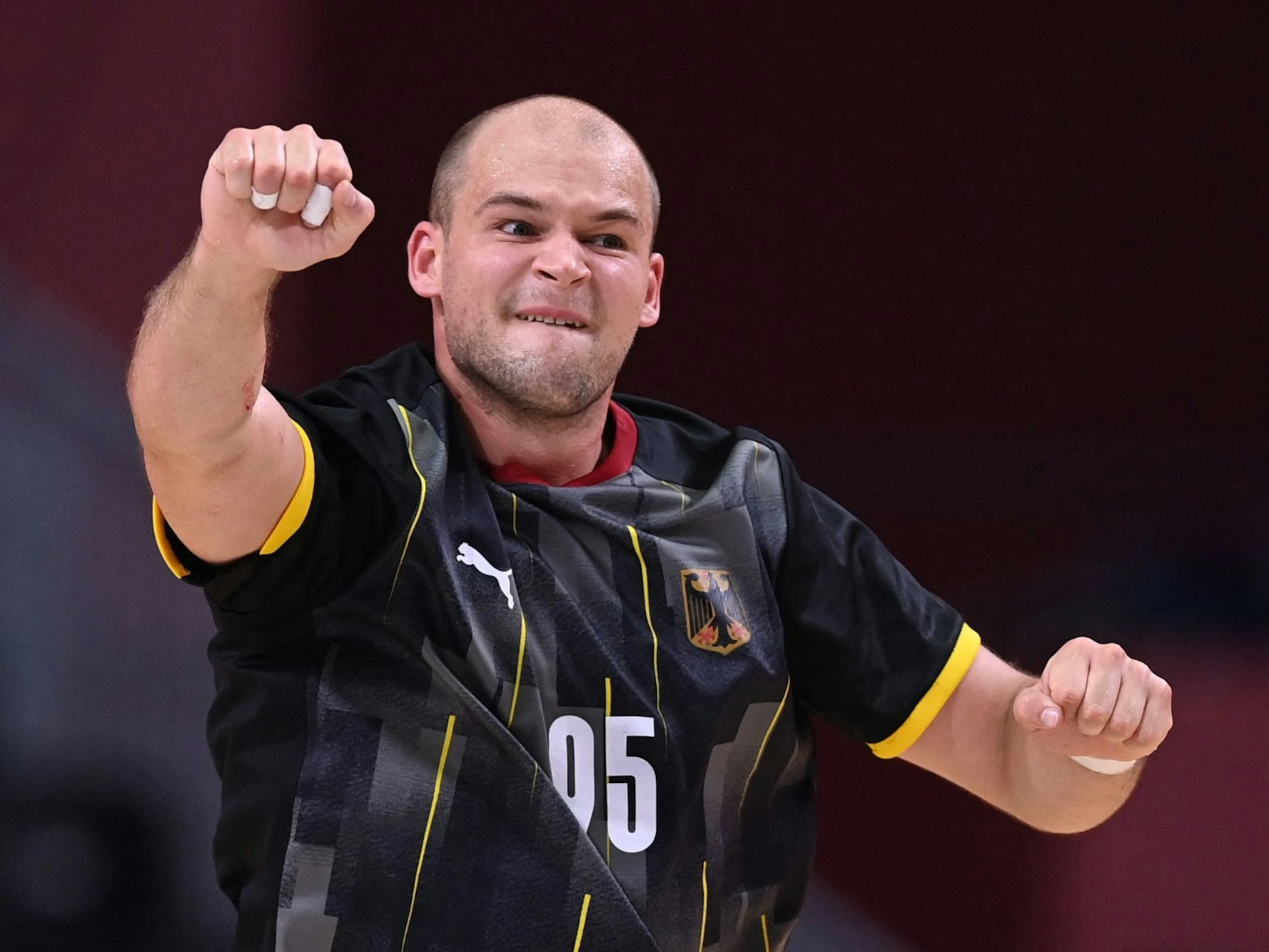 Paul Drux ballt die Faust und jubel über einen Treffer.