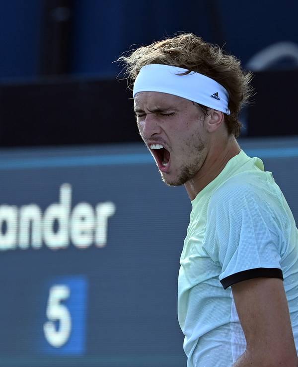 Alexander Zverev ist wütend während Olympia 2021: Er kritisiert die Bedingungen der Wettkämpfe hart. Hier ist der Tennisstar nach einem Ballwechsel zu sehen.