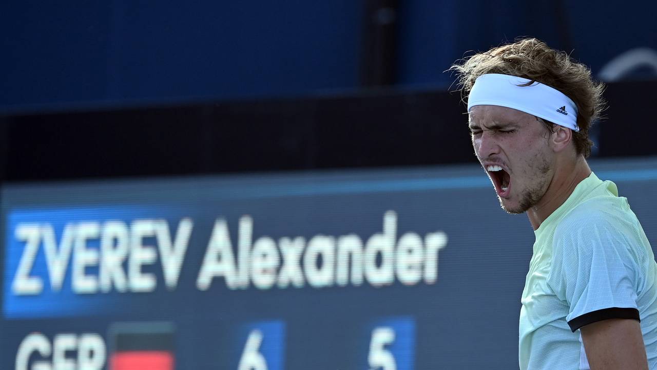 Alexander Zverev ist wütend während Olympia 2021: Er kritisiert die Bedingungen der Wettkämpfe hart. Hier ist der Tennisstar nach einem Ballwechsel zu sehen.