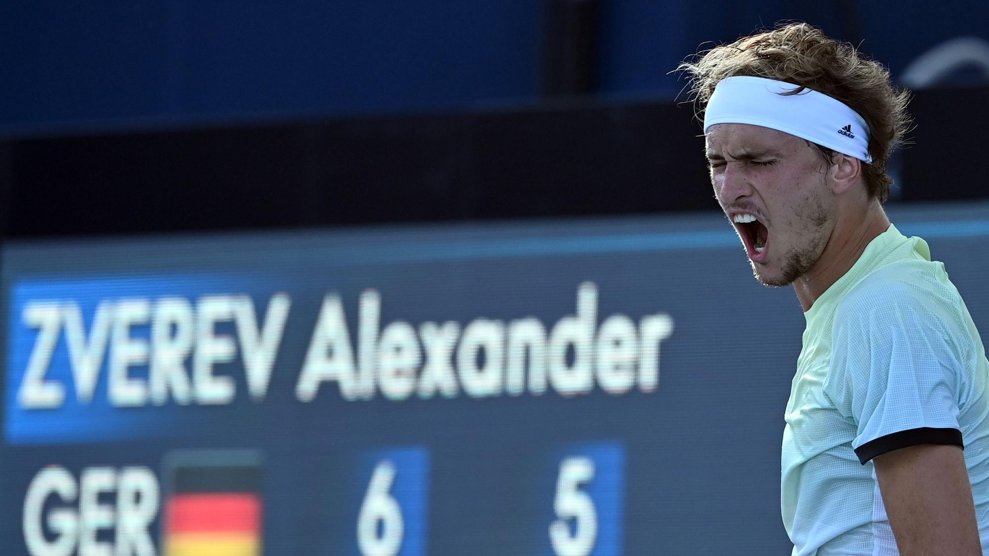Alexander Zverev ist wütend während Olympia 2021: Er kritisiert die Bedingungen der Wettkämpfe hart. Hier ist der Tennisstar nach einem Ballwechsel zu sehen.
