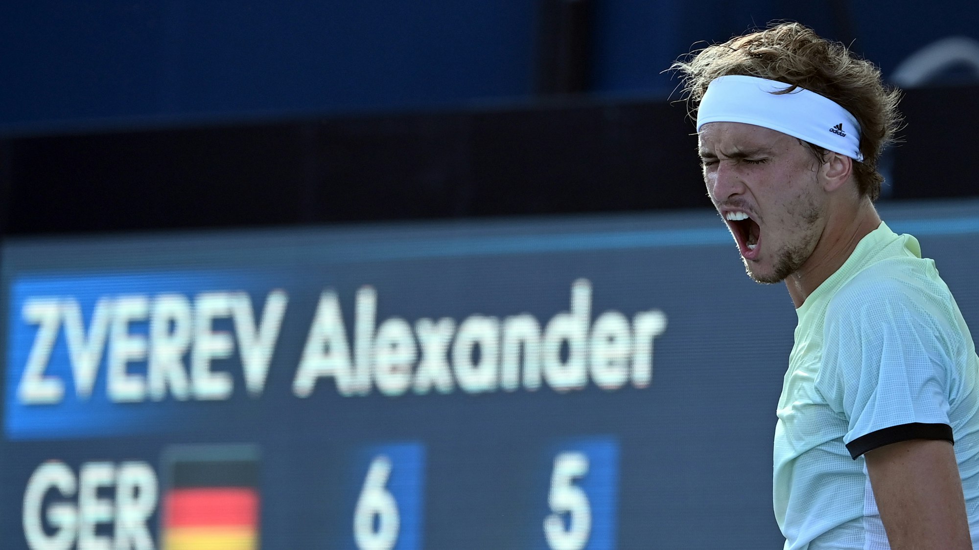 Alexander Zverev ist wütend während Olympia 2021: Er kritisiert die Bedingungen der Wettkämpfe hart. Hier ist der Tennisstar nach einem Ballwechsel zu sehen.