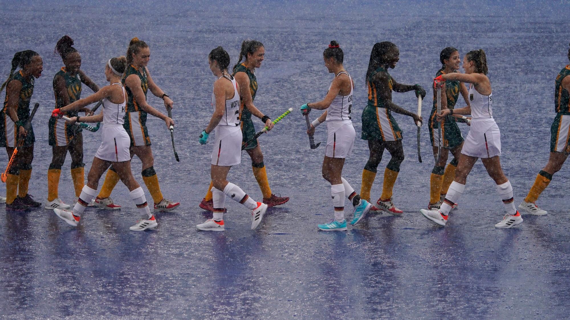 Deutschland und Südafrika im Frauen-Hockey im Regen bei Olympia in Tokio 2021