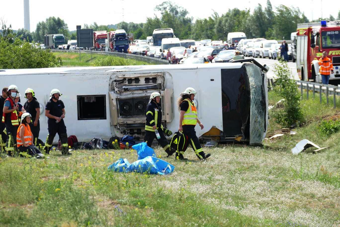 Rettungskräfte sind an der Unfallstelle im Einsatz. Auf der Autobahn 13 bei Schönwald (Dahme-Spreewald) südöstlich von Berlin ist ein Reisebus verunglückt.