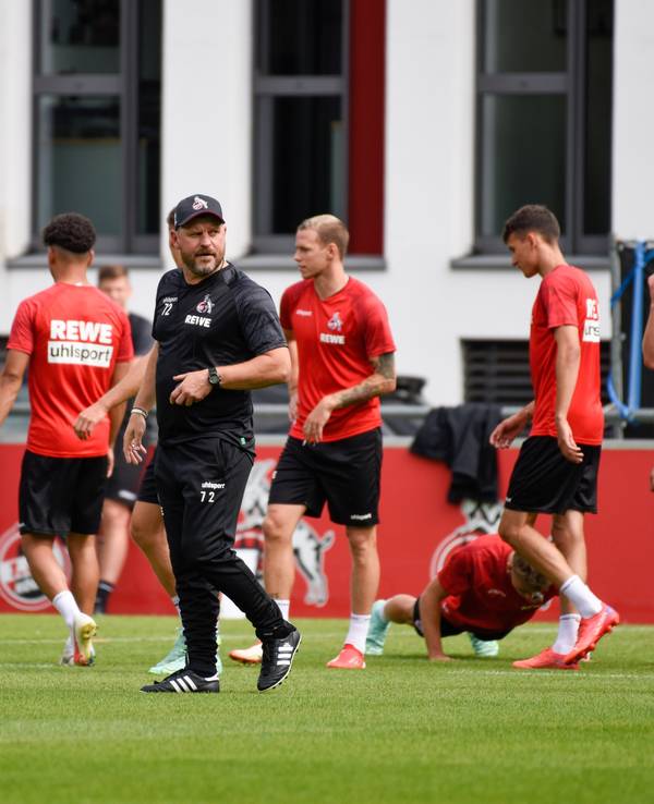 Trainer Steffen Baumgart beim Training des 1.FC Köln vor dem Testspiel gegen Roda Kerkrade.