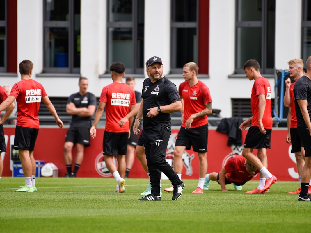Trainer Steffen Baumgart beim Training des 1.FC Köln vor dem Testspiel gegen Roda Kerkrade.