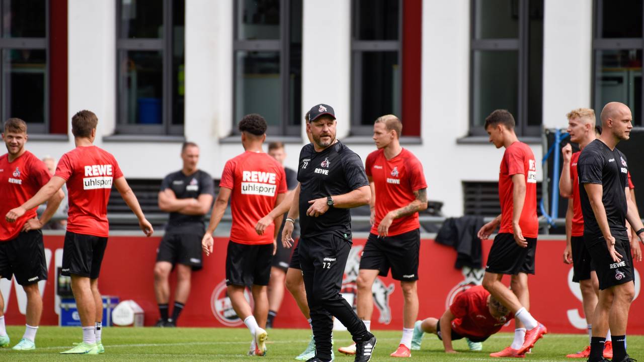 Trainer Steffen Baumgart beim Training des 1.FC Köln vor dem Testspiel gegen Roda Kerkrade.
