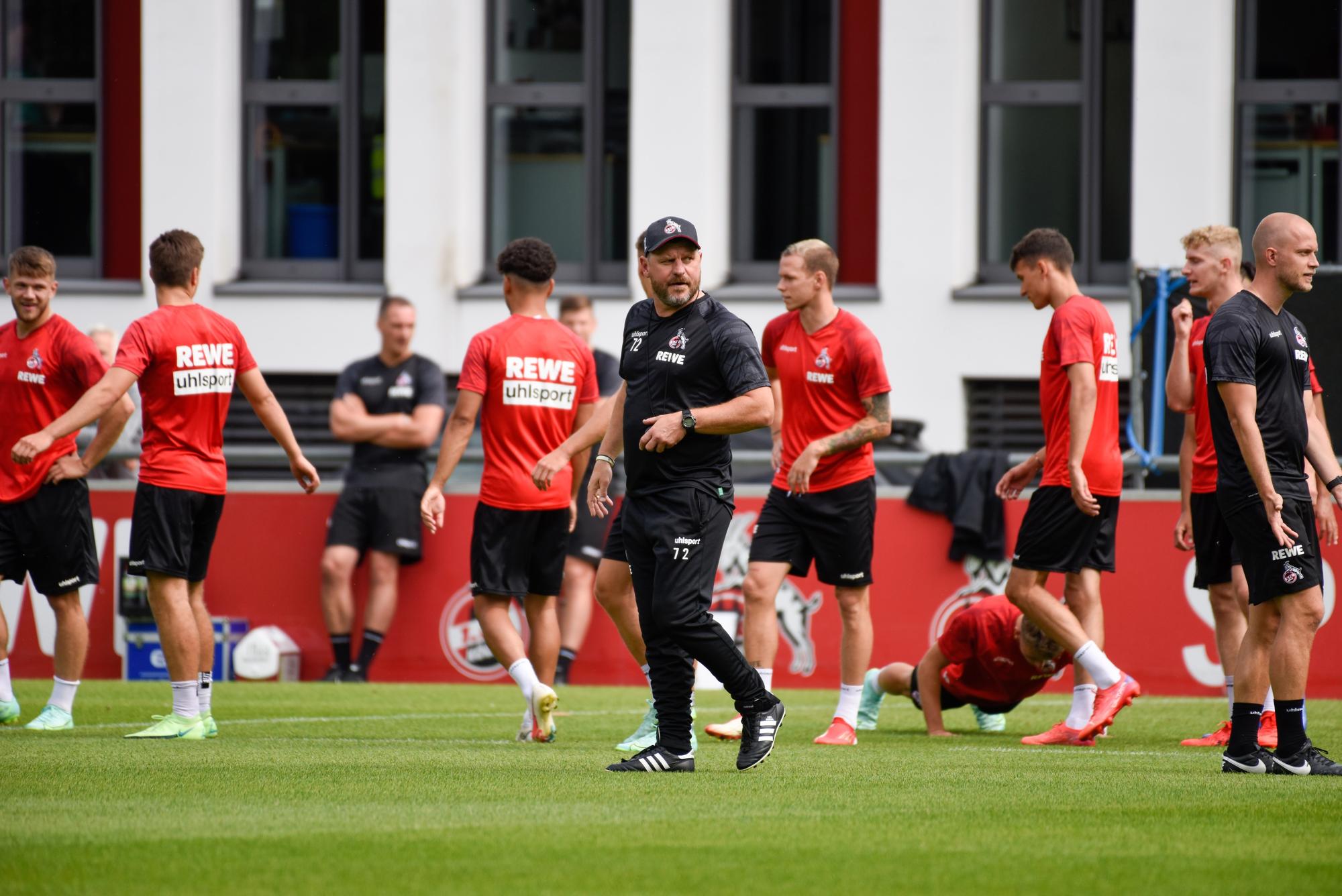 Trainer Steffen Baumgart beim Training des 1.FC Köln vor dem Testspiel gegen Roda Kerkrade.
