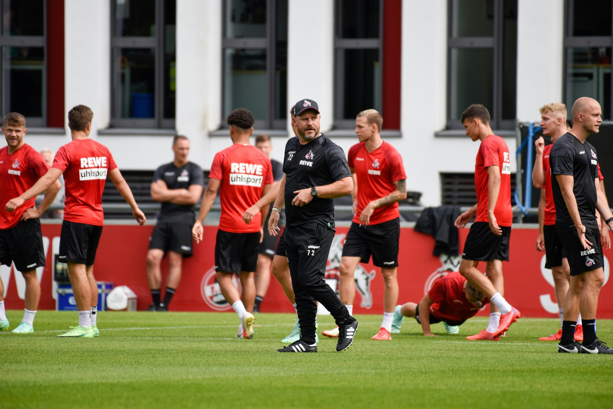 Trainer Steffen Baumgart beim Training des 1.FC Köln vor dem Testspiel gegen Roda Kerkrade.
