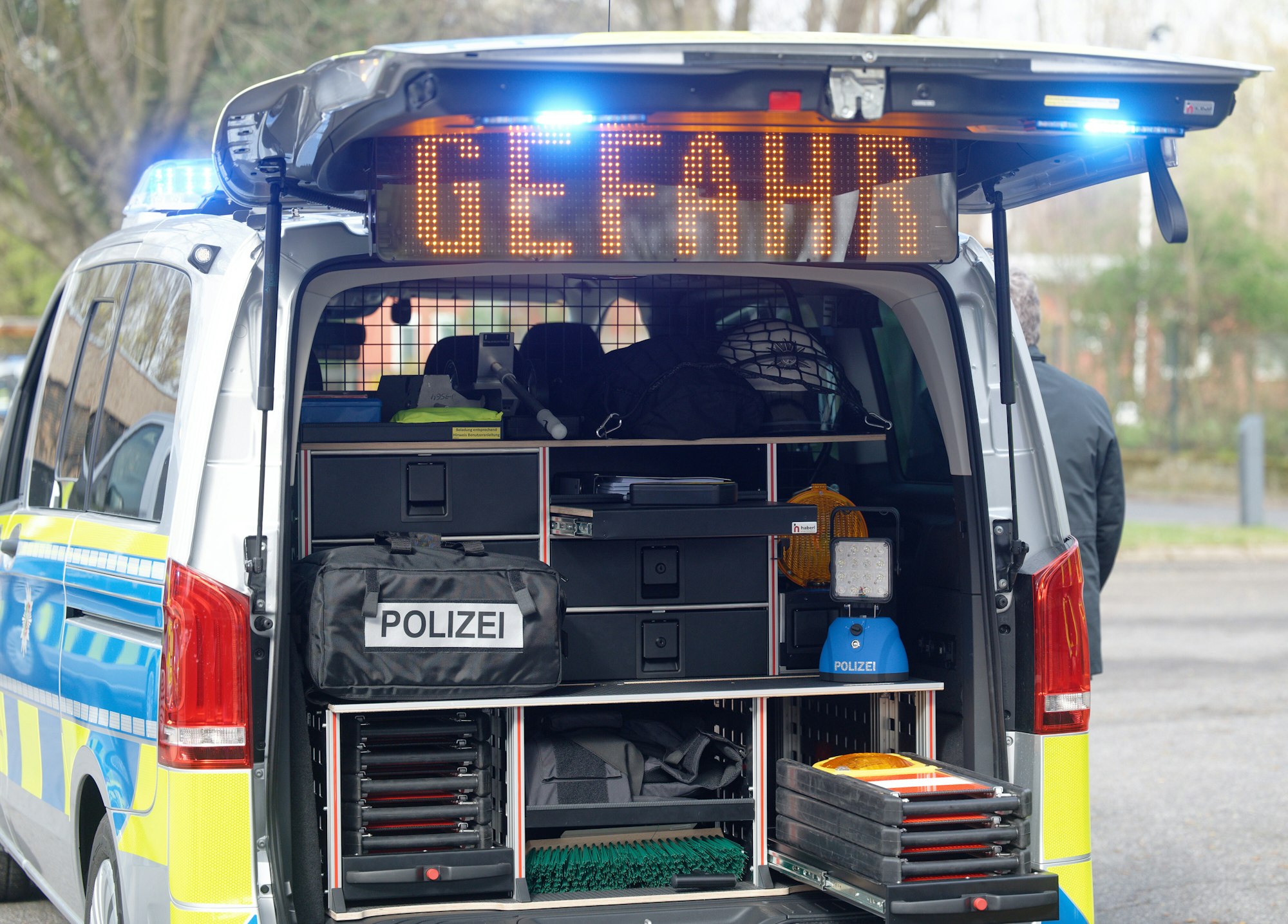 Die Ausrüstung der Polizisten ist bei der Vorstellung neuer Einsatzfahrzeuge der Autobahnpolizei auf dem Gelände der Wache der Autobahnpolizei im Kofferraum des neuen „Mercedes Benz Vito 124 Tourer“ zu sehen.