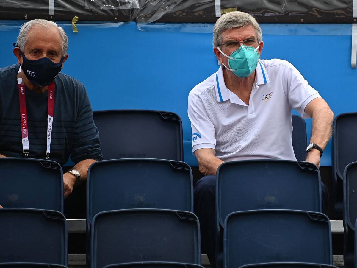 IOC-Präsident Thomas Bach am 30. Juli 2021 beim Beachvolleyball in Tokio.
