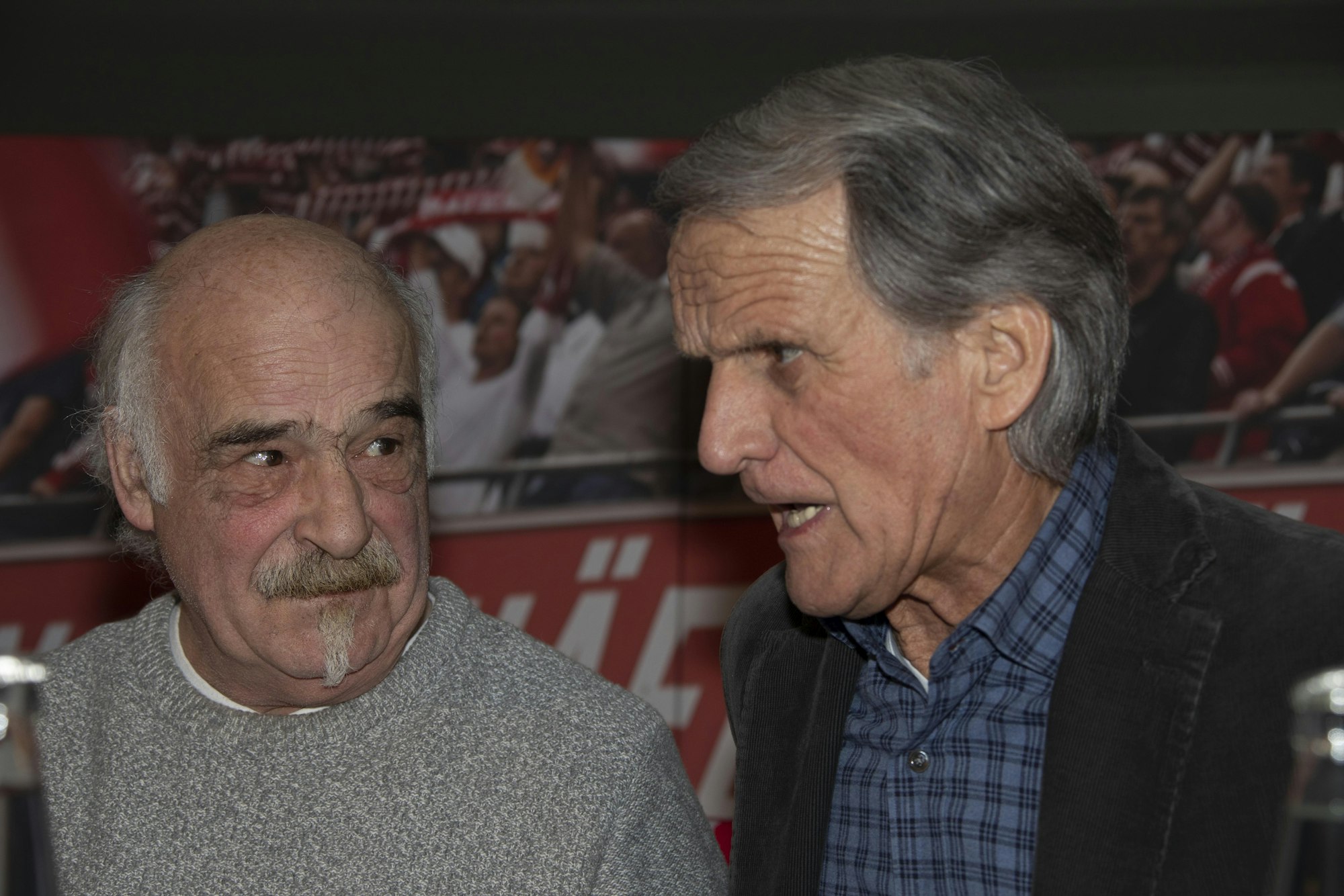 Double-Sieger Harald Konopka (1. FC Köln) im Gespräch mit Ex-Präsident Wolfgang Overath.