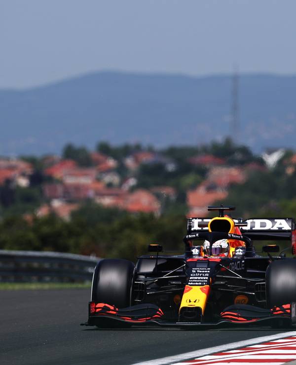 Max Verstappen in seinem Red-Bull-Boliden auf der Strecke am Hungaroring.