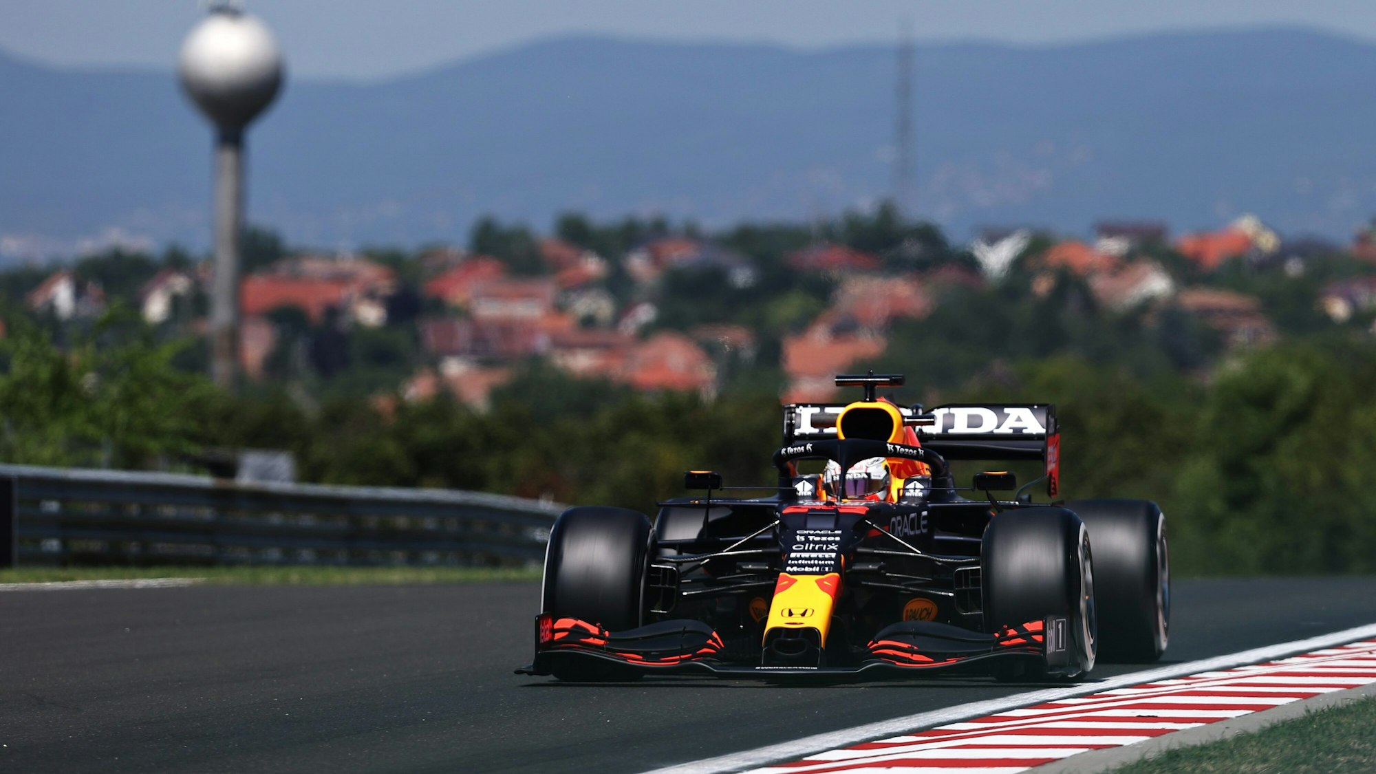 Max Verstappen in seinem Red-Bull-Boliden auf der Strecke am Hungaroring.
