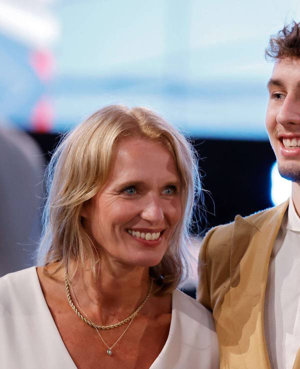 Beate und ihr Sohn Franz Wagner beim NBA Draft 2021 in Brooklyn.