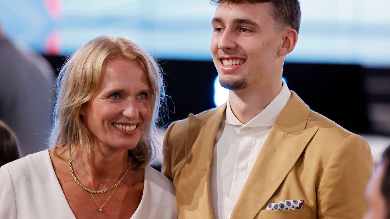 Beate und ihr Sohn Franz Wagner beim NBA Draft 2021 in Brooklyn.