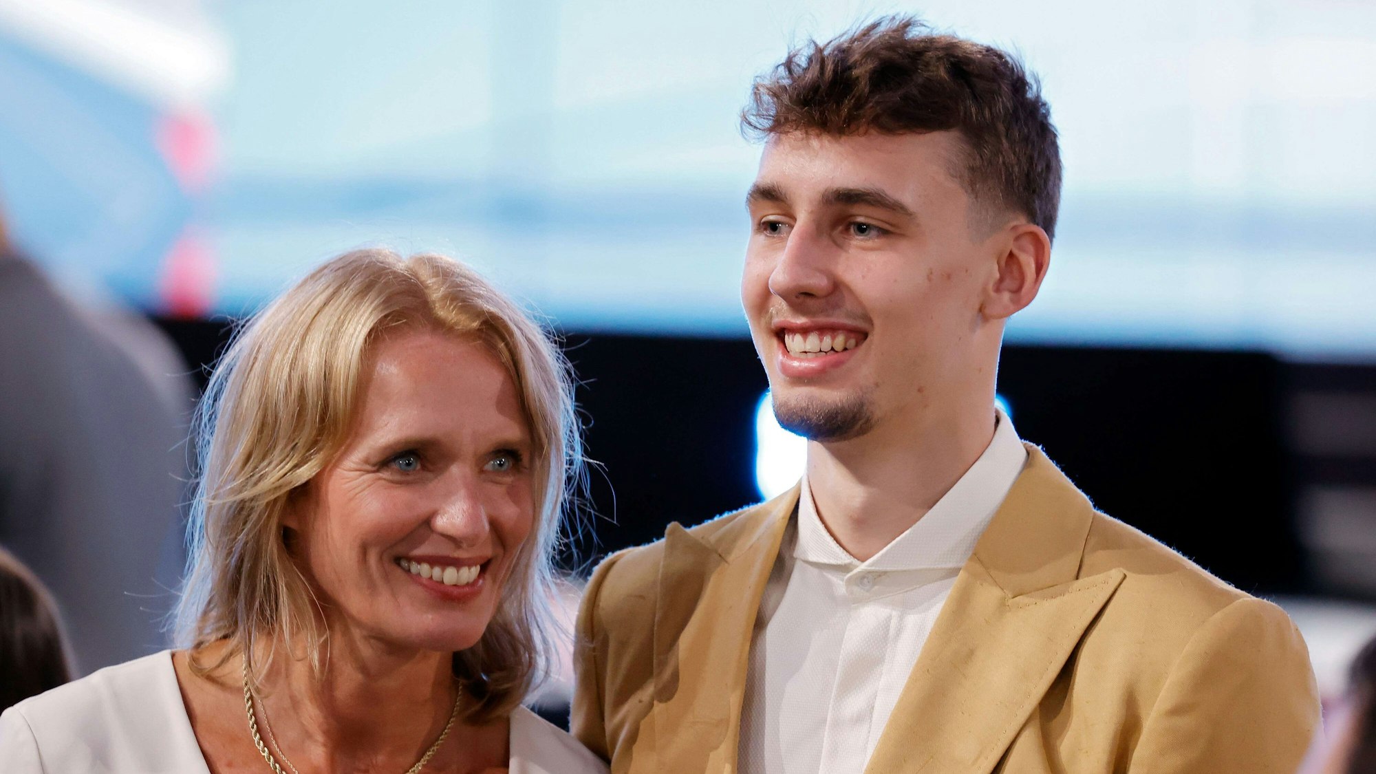 Beate und ihr Sohn Franz Wagner beim NBA Draft 2021 in Brooklyn.
