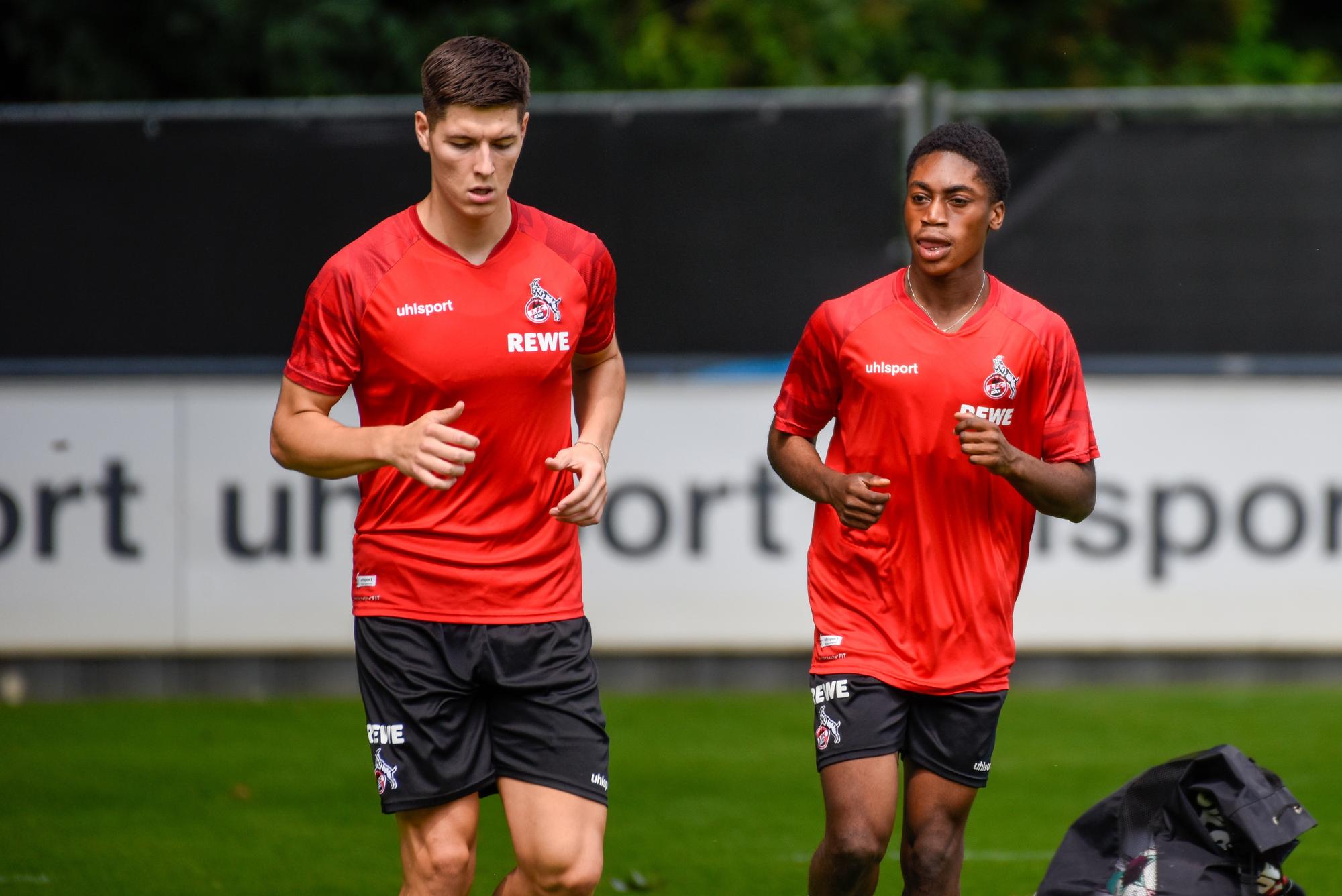 Sava Cestiv und Justin Diehl (r.) laufen beim Training des 1.FC Köln vor dem Testspiel gegen Roda Kerkrade.