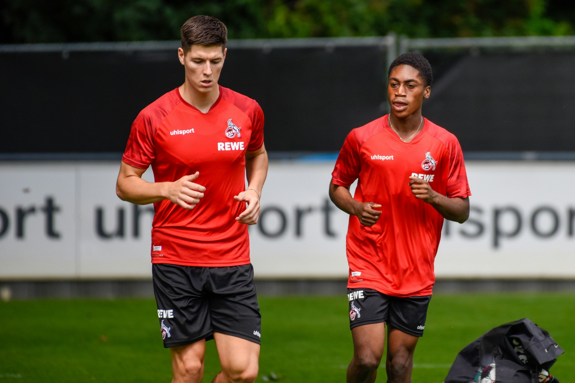 Sava Cestiv und Justin Diehl (r.) laufen beim Training des 1.FC Köln vor dem Testspiel gegen Roda Kerkrade.