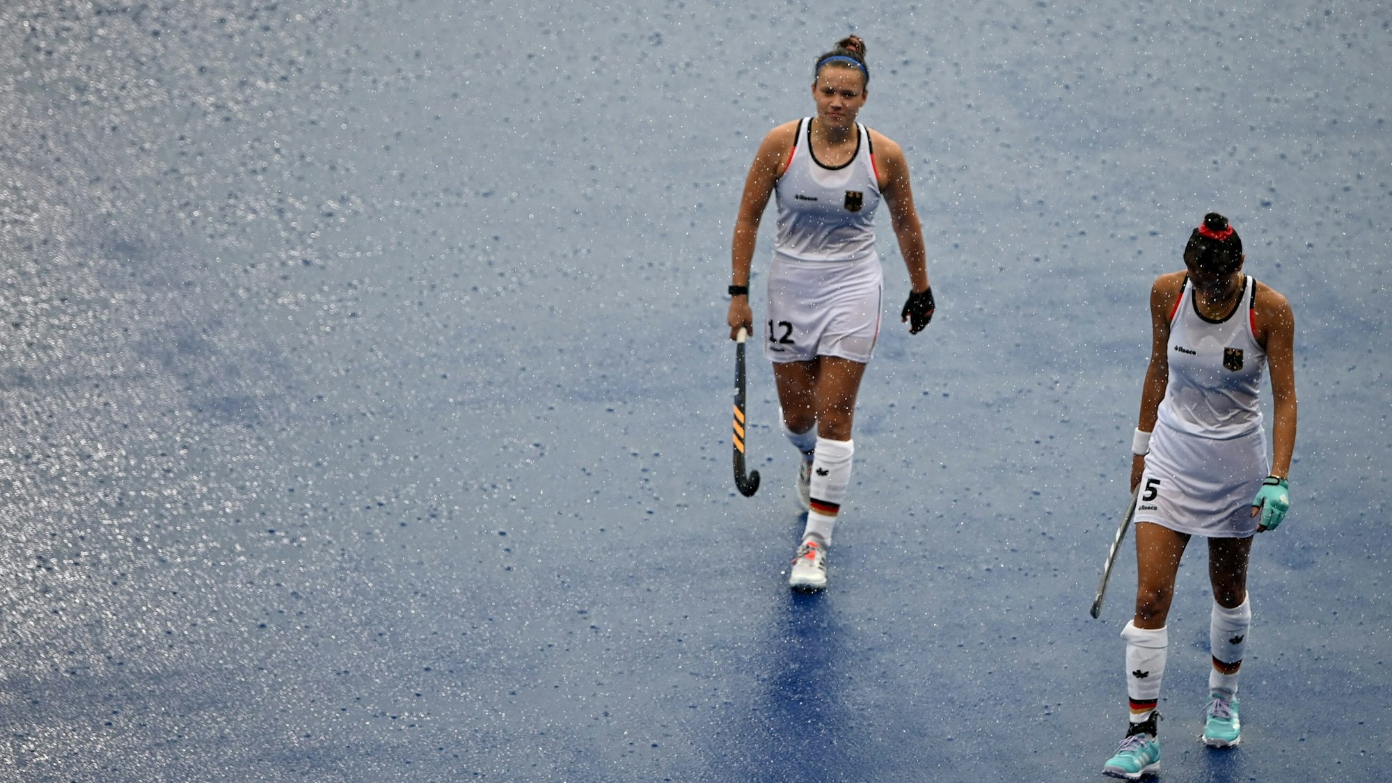 Charlotte Stapenhorst (l.) und Selin Oruz beim Hockey-Match gegen Südafrika bei Olympia in Tokio im Regen
