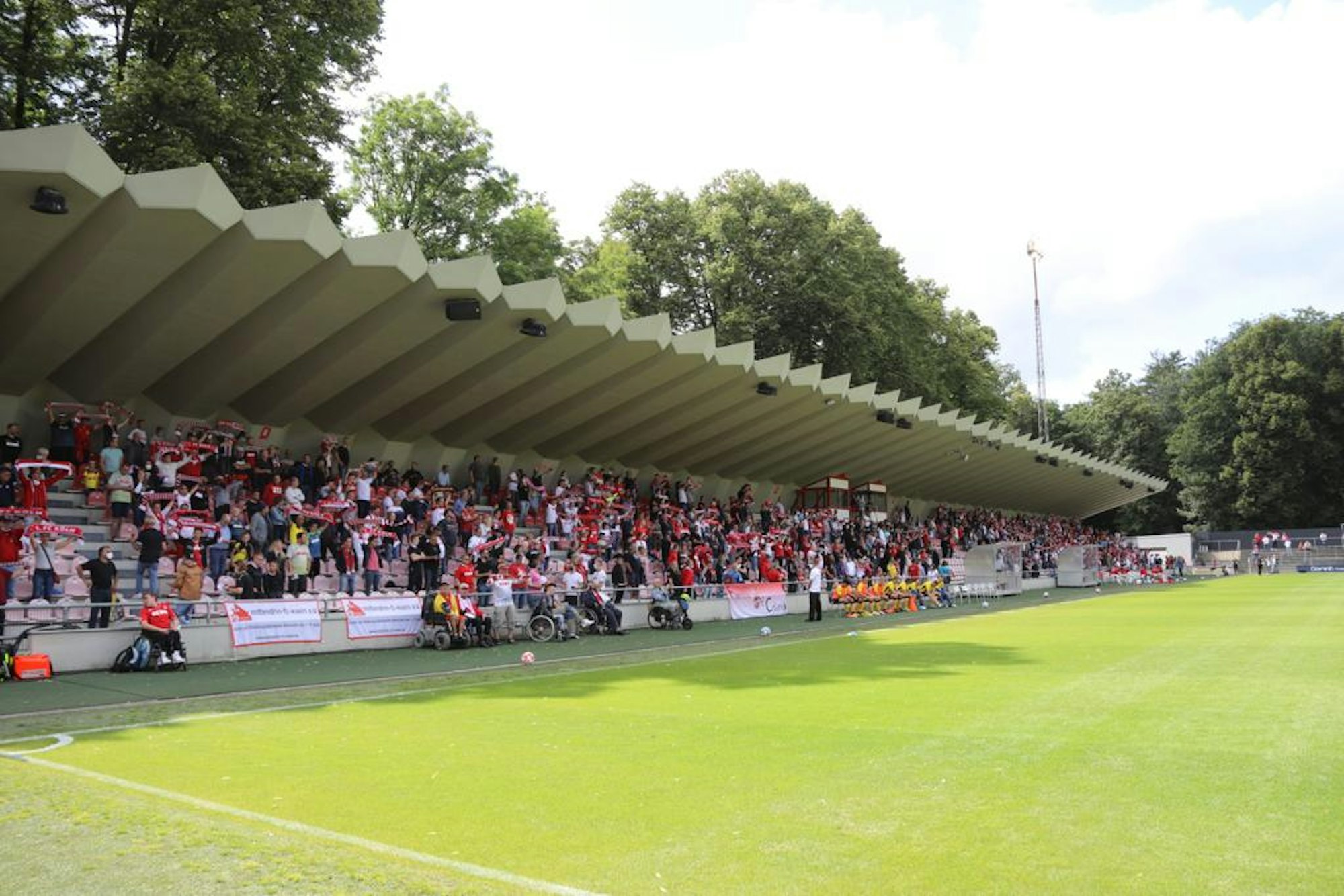Fans singen im Rhein-Energie-Stadion beim Test des 1. FC Köln am 31. Juligegen Roda Kerkrade  die Hymne.