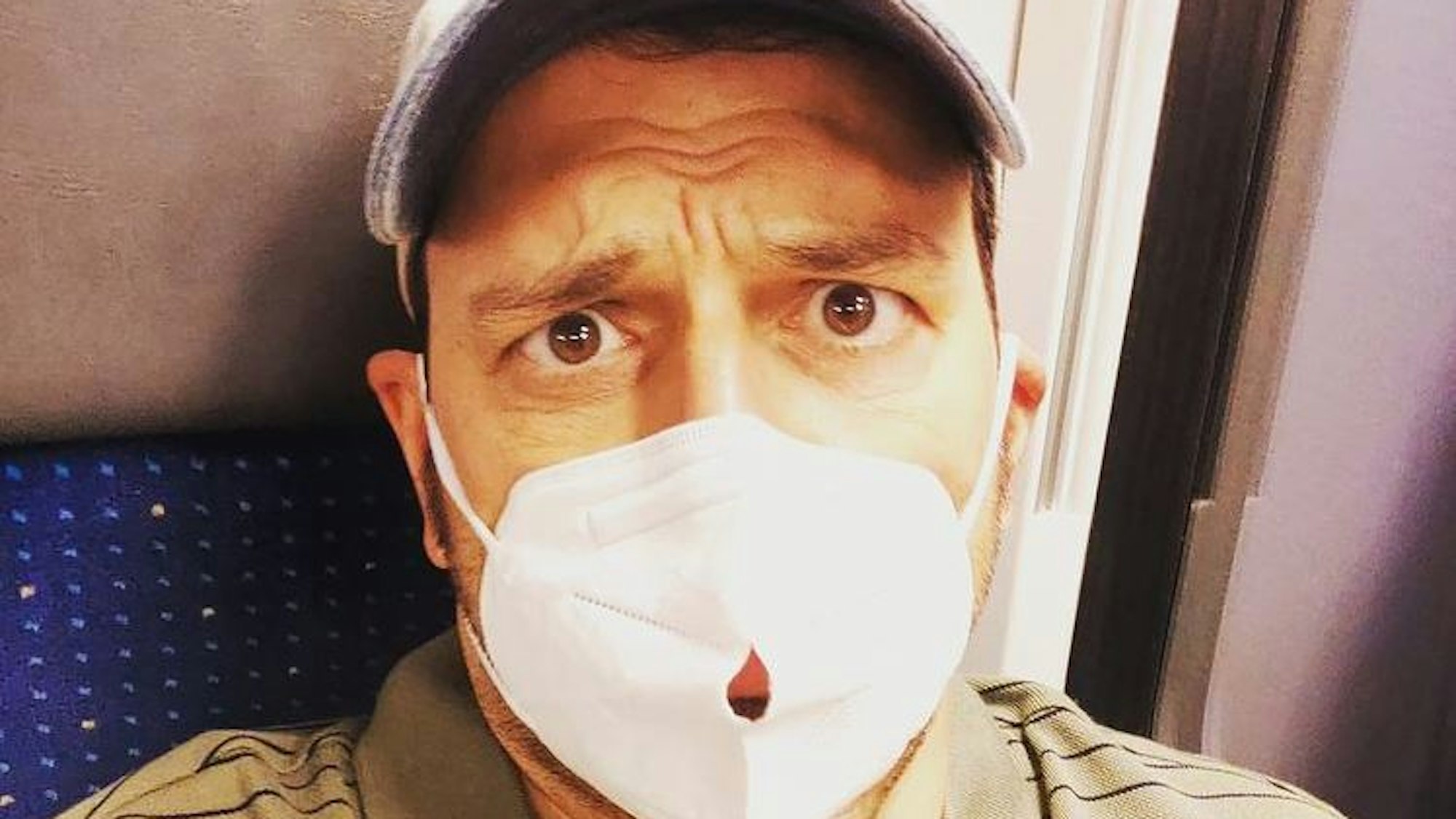 Kaya Yanar postete dieses Foto von sich mit einer FFP2-Maske mit Loch am 29. Juli 2021 auf Instagram.