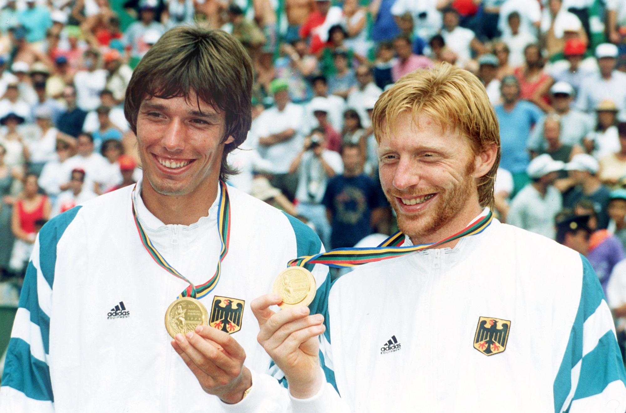 Michael Stich und Boris Becker zeigen ihre Olympische Goldmedaille.