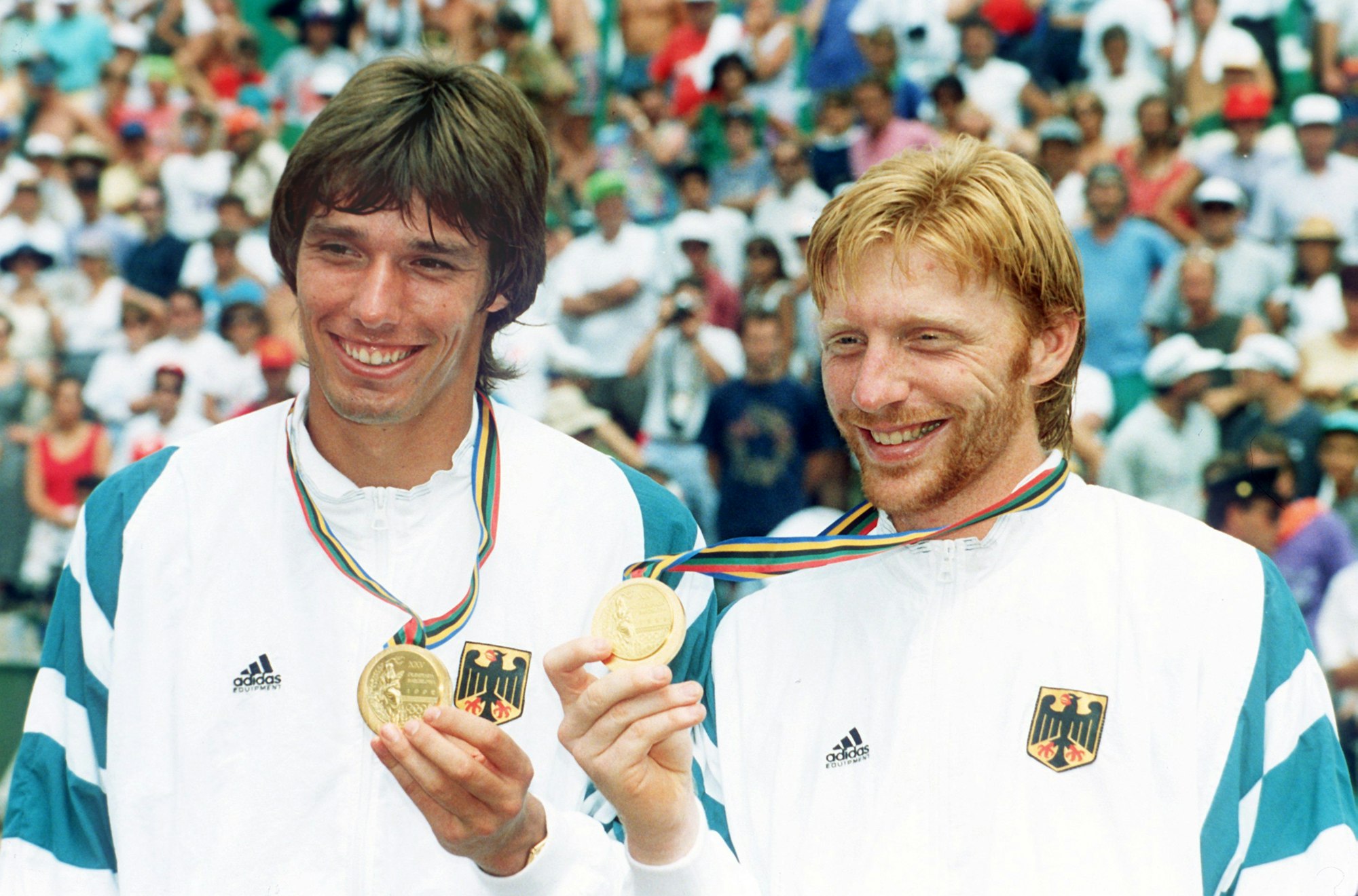 Michael Stich und Boris Becker zeigen ihre Olympische Goldmedaille.