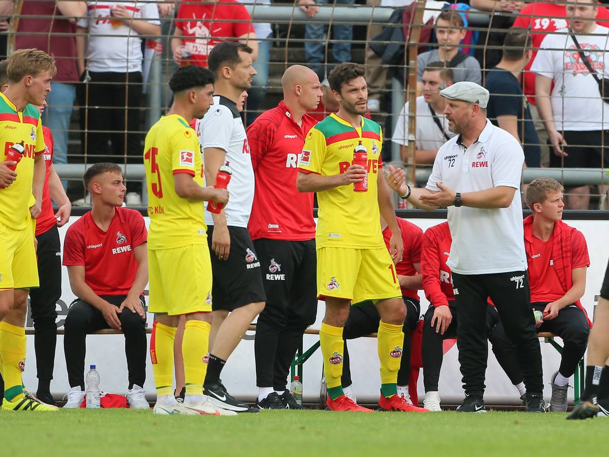 Jonas Hector (1. FC Köln) im Gespräch mit Steffen Baumgart (1. FC Köln)