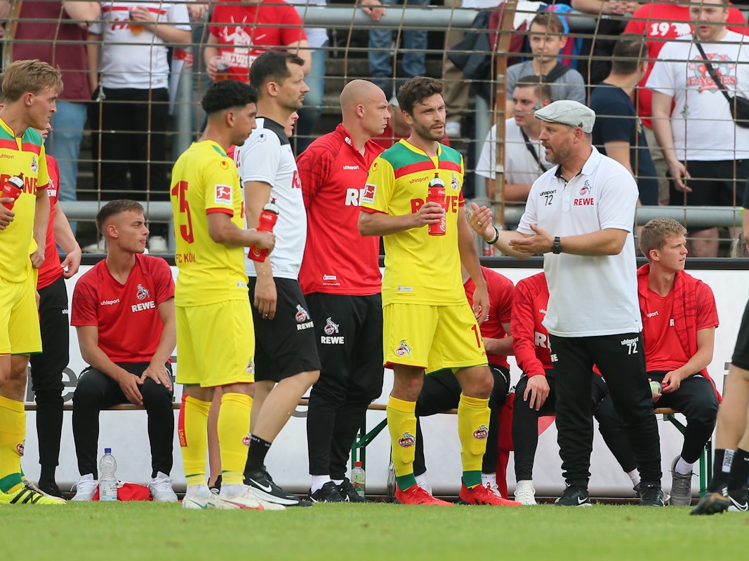 Jonas Hector (1. FC Köln) im Gespräch mit Steffen Baumgart (1. FC Köln)