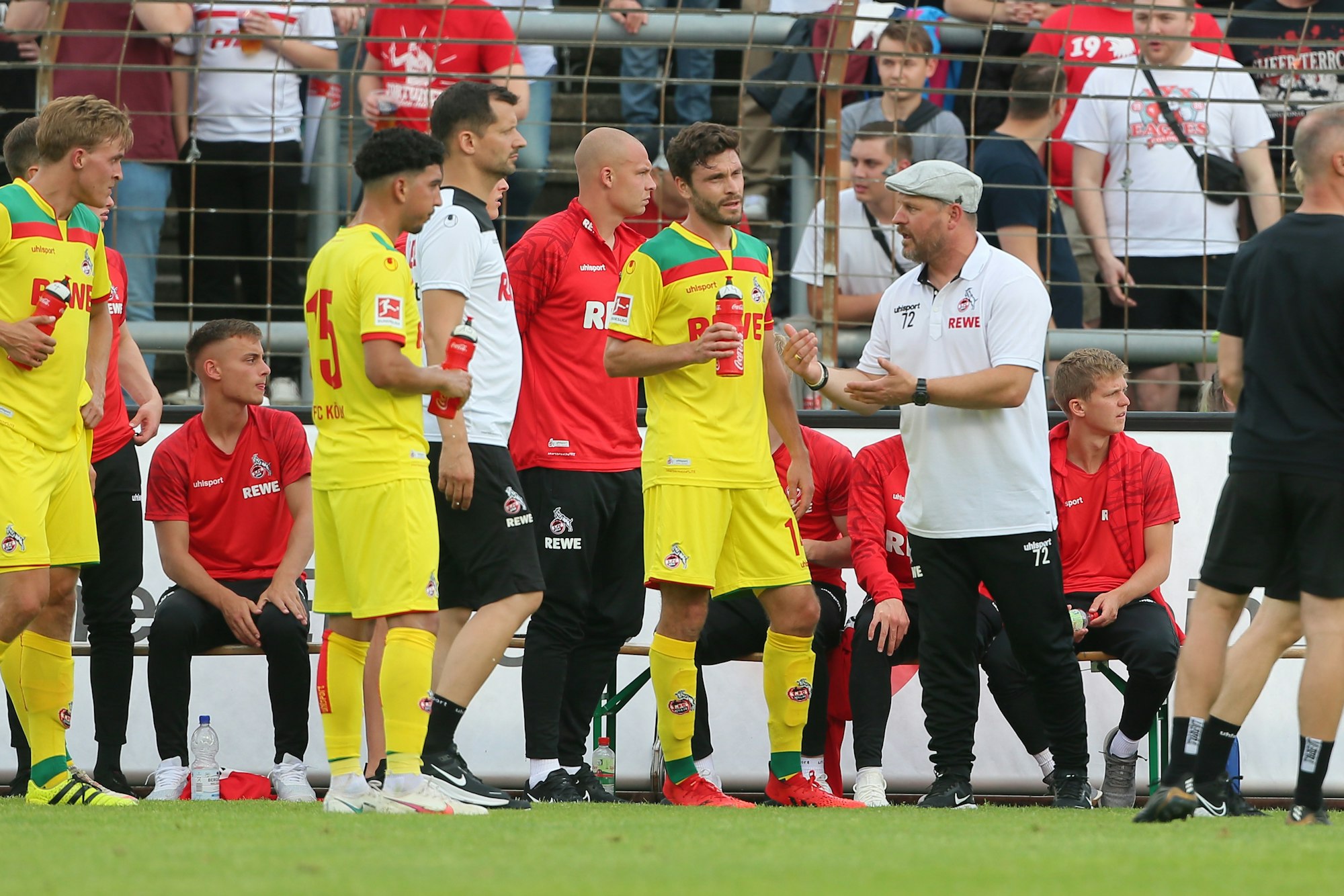Jonas Hector (1. FC Köln) im Gespräch mit Steffen Baumgart (1. FC Köln)