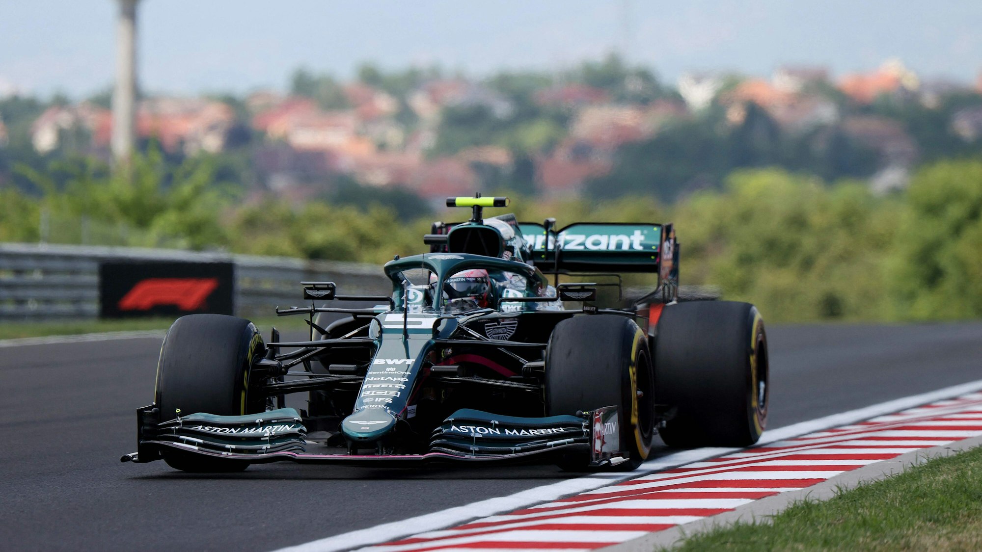 Sebastian Vettel fährt im Aston Martin in der Formel 1 über den Hungaroring.