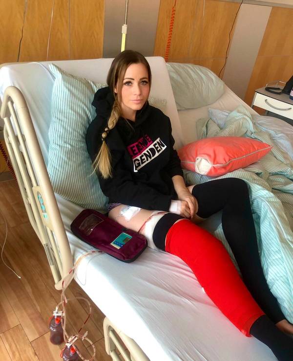 Schlagersängerin Marry (Marion Möhlich) im April 2021 in der Mediapark-Klinik Köln, wo sie nach einem Ski-Unfall operiert wurde.