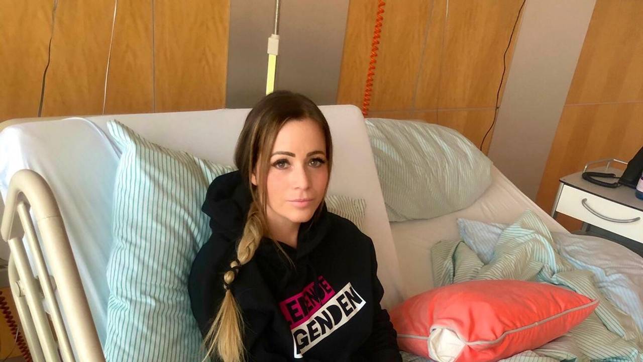 Schlagersängerin Marry (Marion Möhlich) im April 2021 in der Mediapark-Klinik Köln, wo sie nach einem Ski-Unfall operiert wurde.