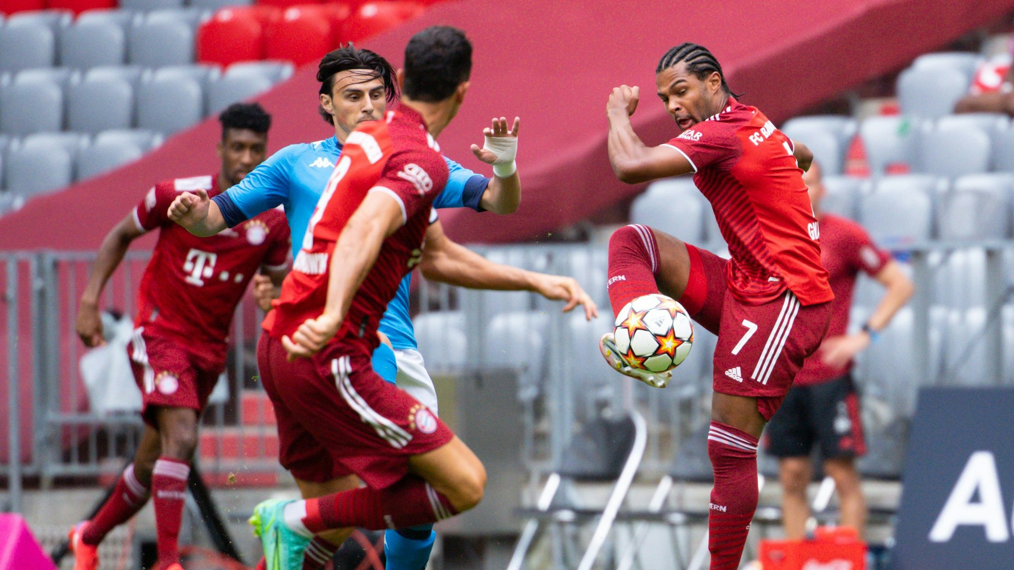 Serge Gnabry sucht Robert Lewandowski mit einem Pass im Testspiel des FC Bayern.