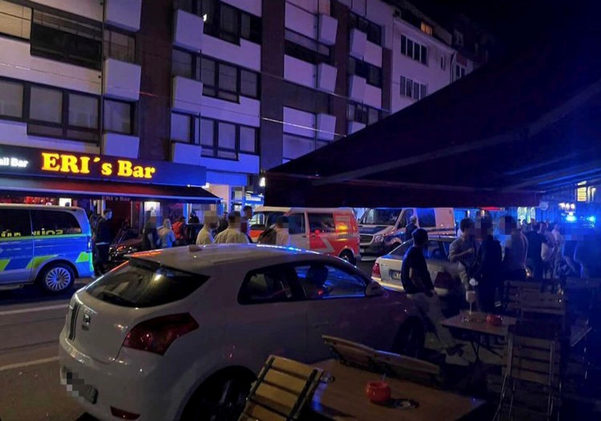 Einsatzkräfte sind auf der Zülpicher Straße zum Tatort geeilt.