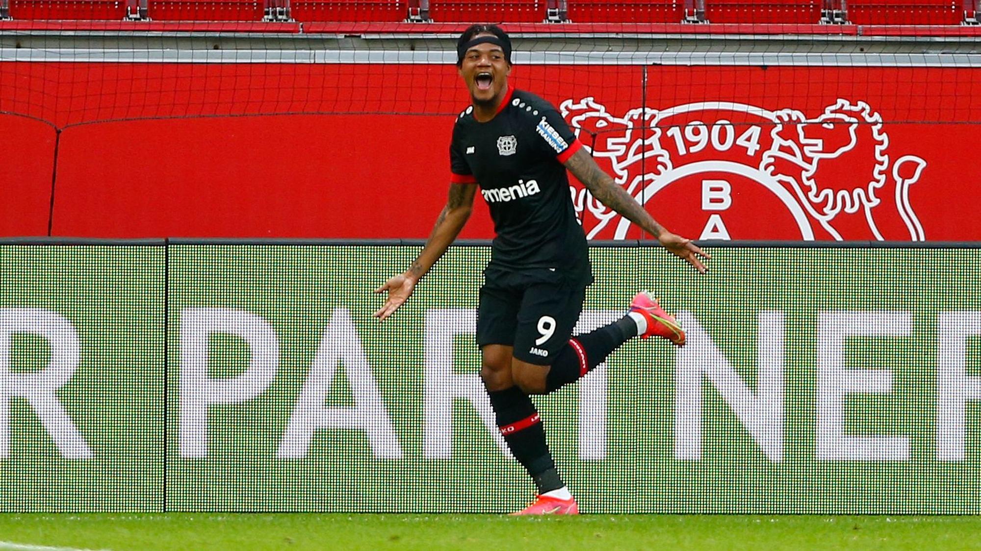Leon Bailey bejubelt ein Tor für Bayer Leverkusen.