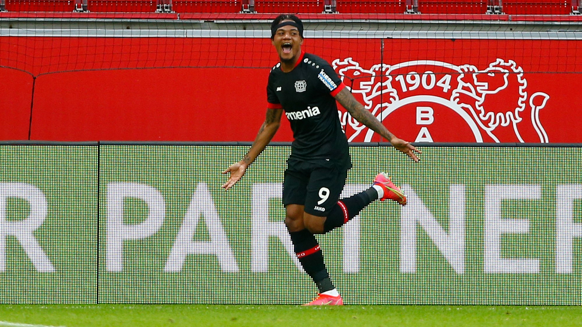 Leon Bailey bejubelt ein Tor für Bayer Leverkusen.