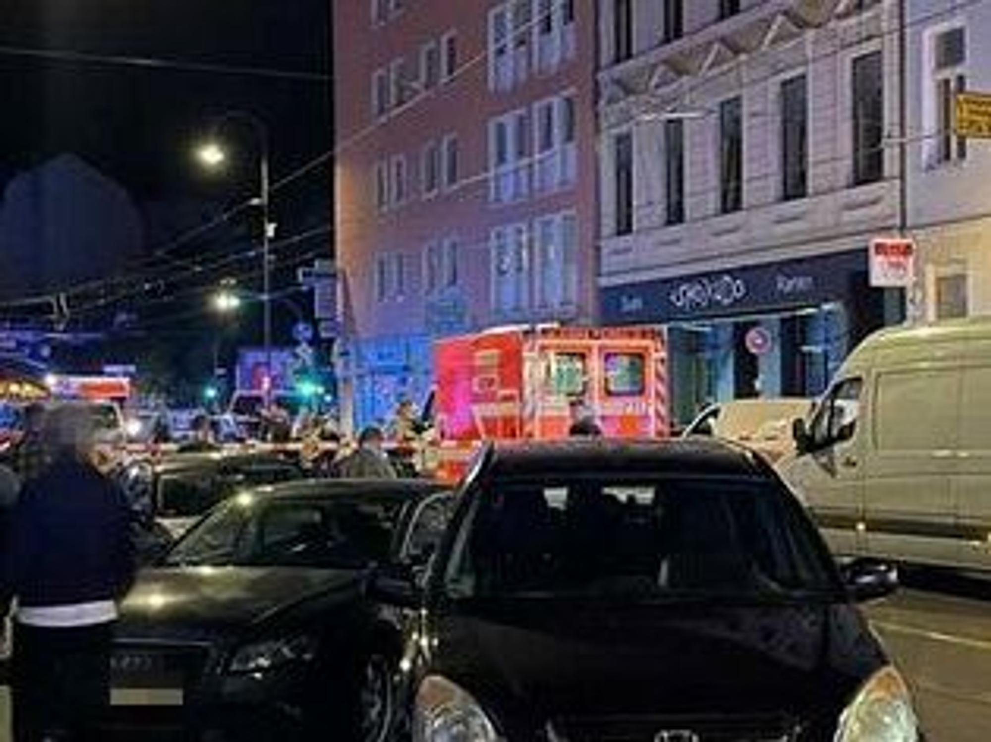 Ein Rettungswagen steht auf der Zülpicher Straße, die rund um den Tatort abgesperrt ist.