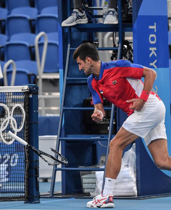 Serbiens Novak Djokovic zertrümmert seinen Schläger bei Olympia in Tokio.