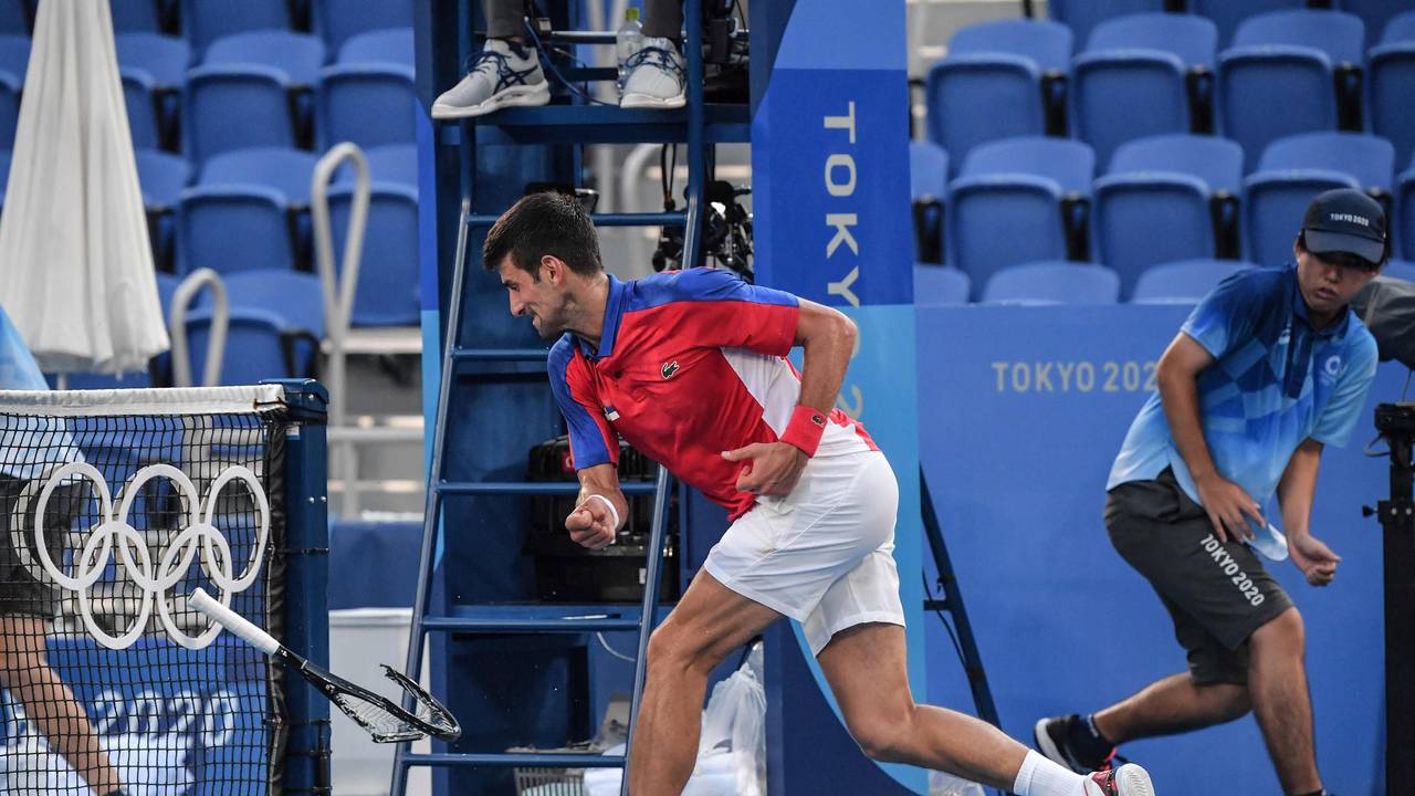 Serbiens Novak Djokovic zertrümmert seinen Schläger bei Olympia in Tokio.