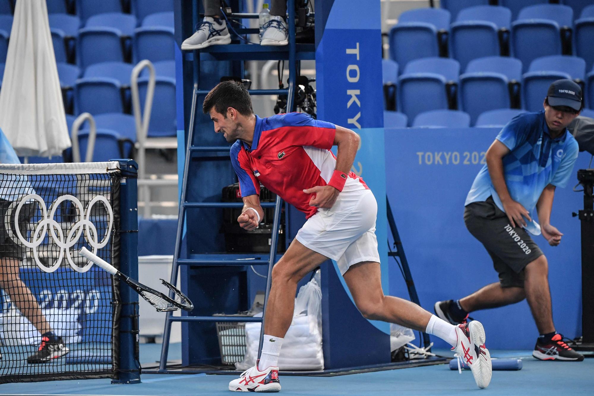 Serbiens Novak Djokovic zertrümmert seinen Schläger bei Olympia in Tokio.