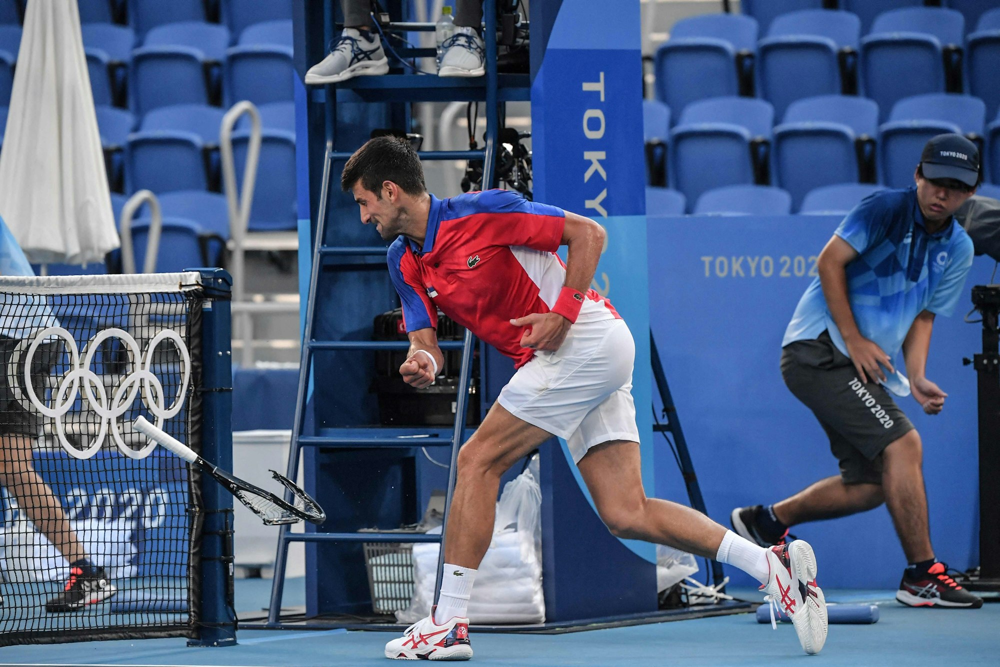 Serbiens Novak Djokovic zertrümmert seinen Schläger bei Olympia in Tokio.