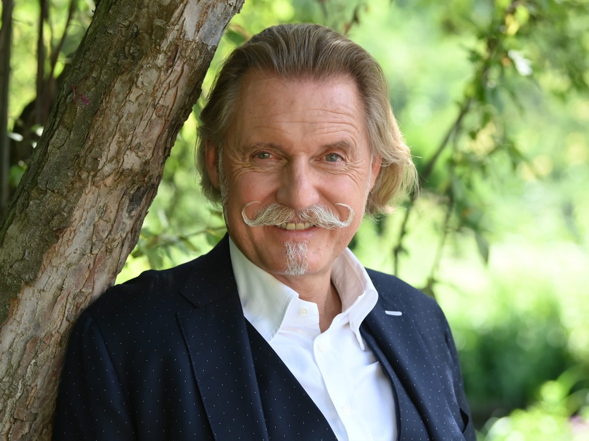 Kultanwalt Ingo Lenßen steht am Rande von Dreharbeiten zur Sat.1-Serie «Lenßen übernimmt» im Tiergarten in Berlin.