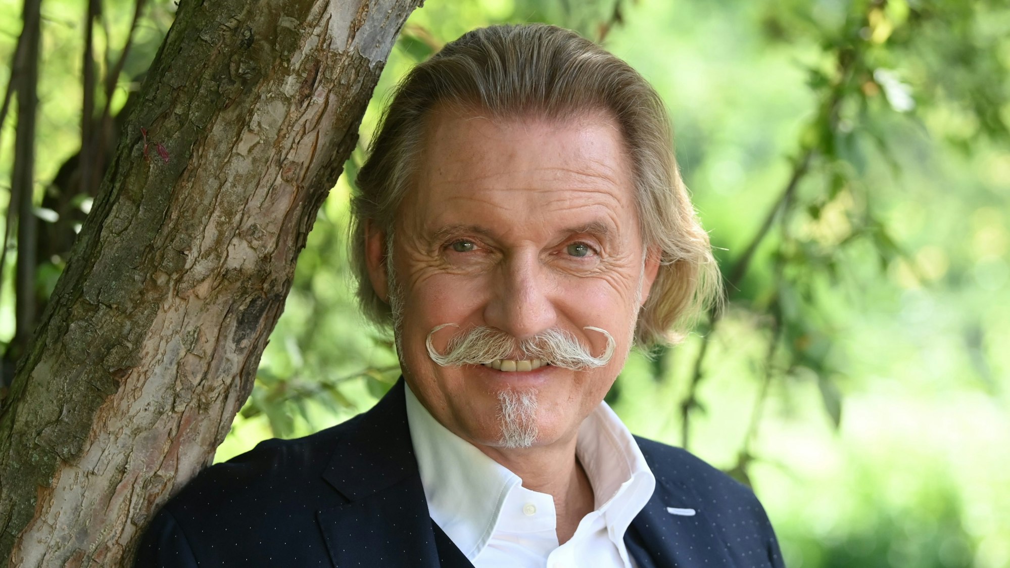 Kultanwalt Ingo Lenßen steht am Rande von Dreharbeiten zur Sat.1-Serie «Lenßen übernimmt» im Tiergarten in Berlin.