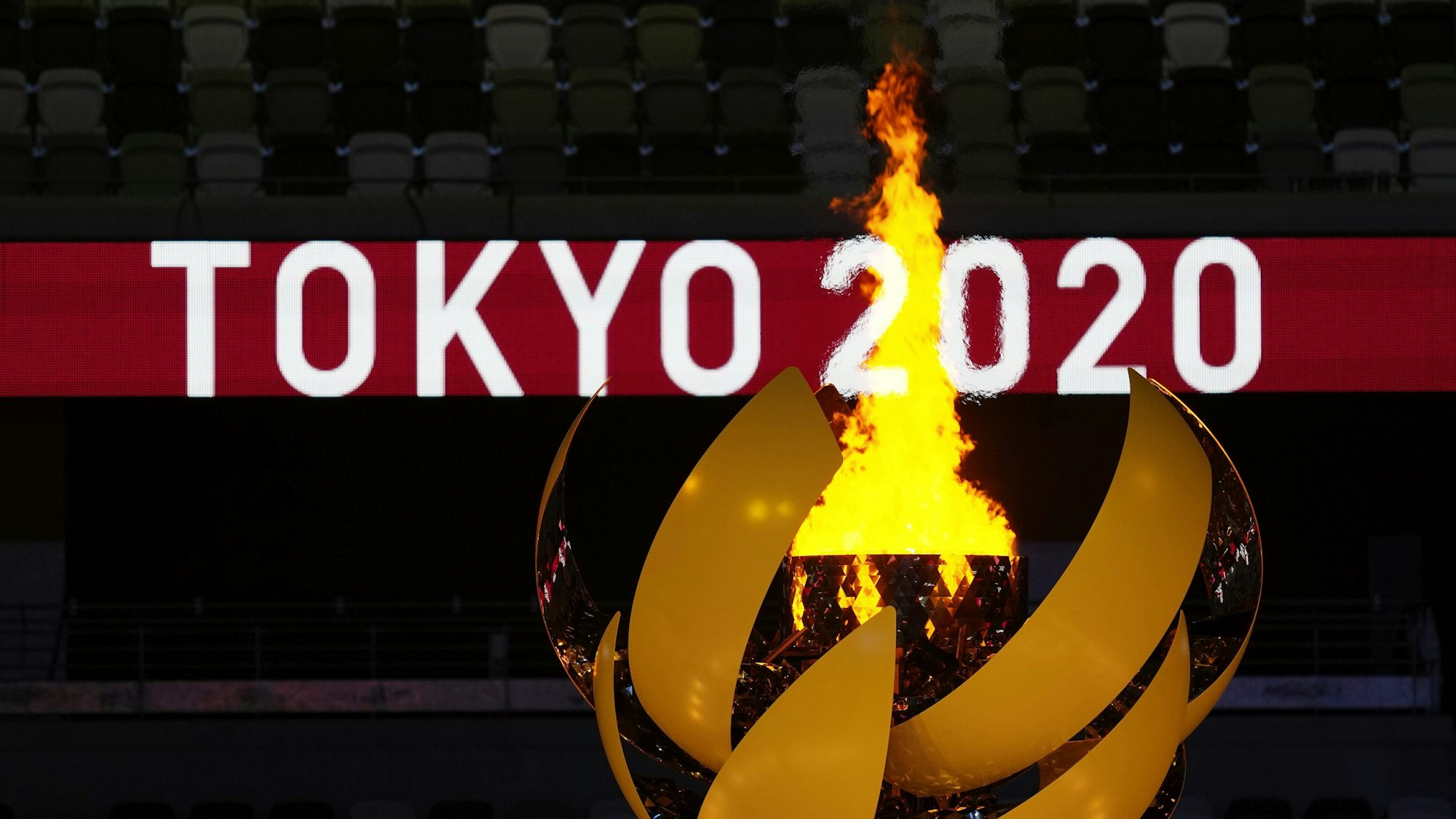 Eröffnungsfeier im Olympiastadion. Im Hintergrund steht "Tokyo 2020".
