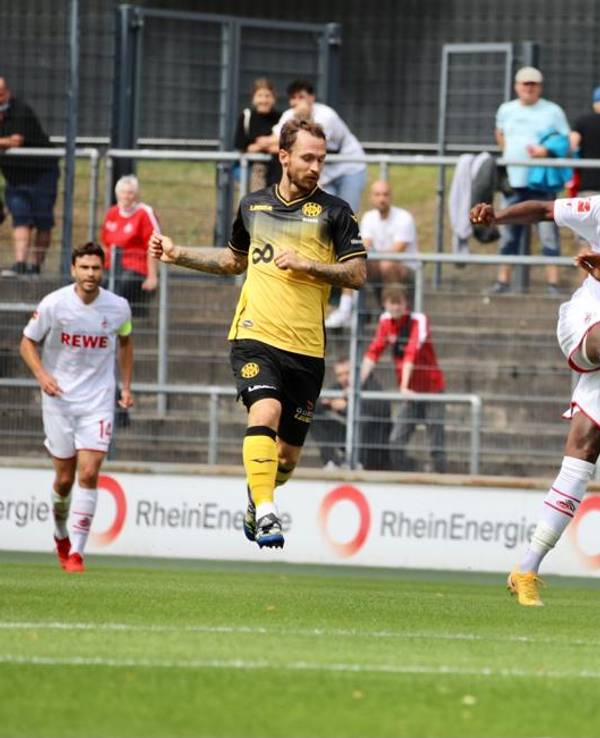 Anthony Modeste (1. FC Köln) zieht gegen Roda Kerkrade volley ab.